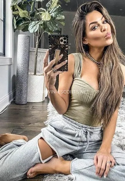 Darwin escorts Gisela — 2
