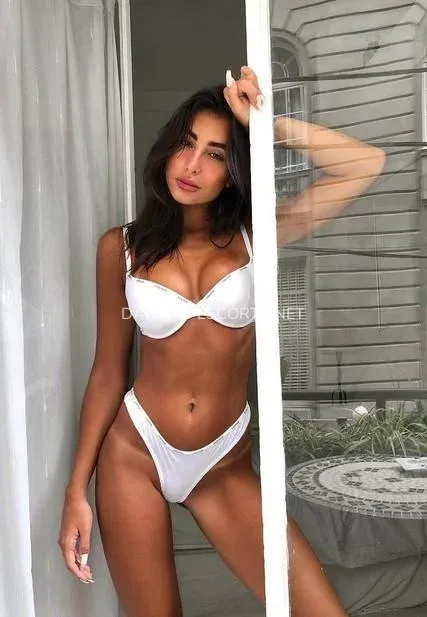 Darwin escorts Kerstin — 6