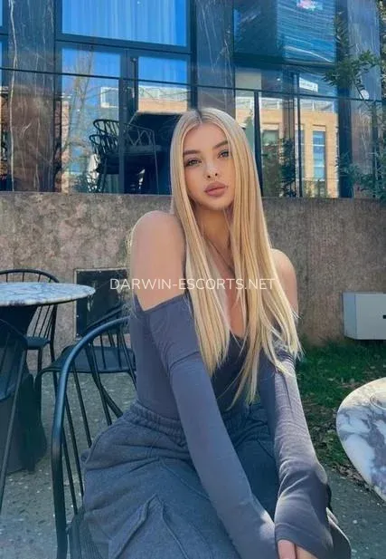 Darwin escorts Josefin — 7