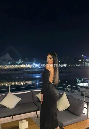 Darwin escorts Emelie — 7