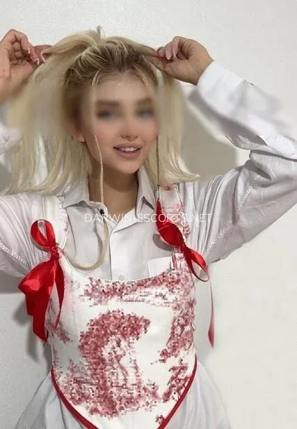 Darwin escorts Daniela — 5