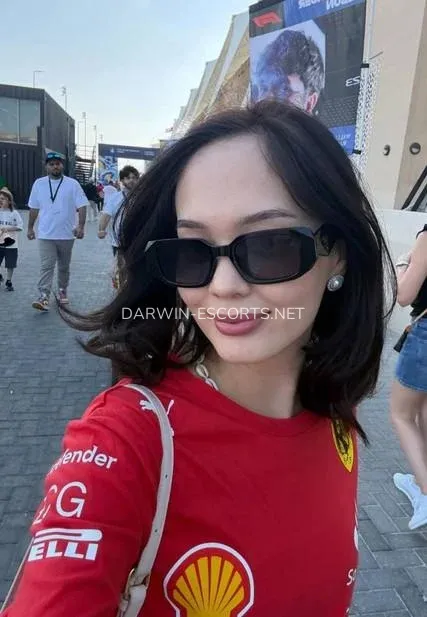 Darwin escorts Amanda — 1