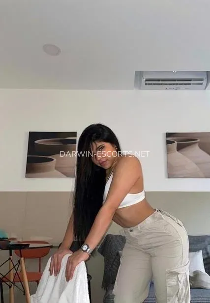 Darwin escorts Maja — 4