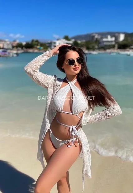 Darwin escorts Ellinor — 2