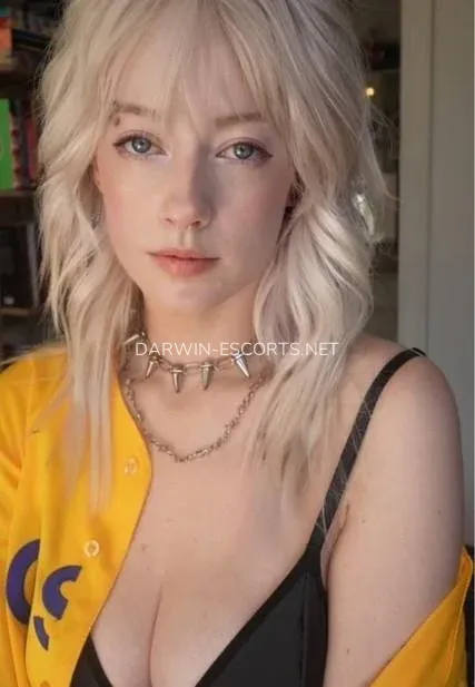 Darwin escorts Cristina — 6