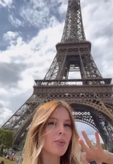 Darwin escorts Frida — 1