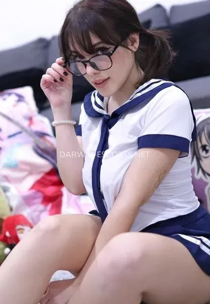 Darwin escorts Emma — 7