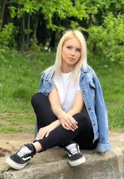 Darwin escorts Hanna — 5