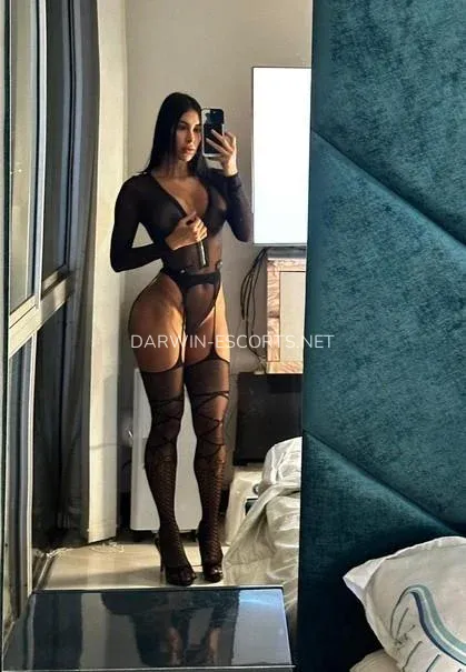 Darwin escorts Agneta — 4