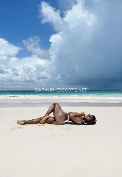 Darwin escorts Abril — 4