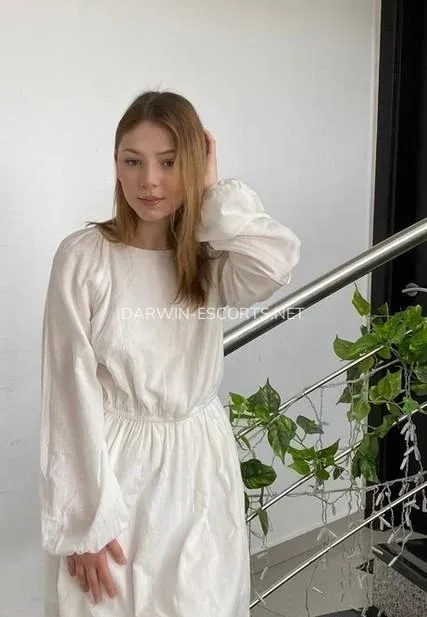 Darwin escorts Kerstin — 4