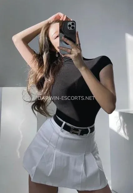 Darwin escorts Ulla — 5