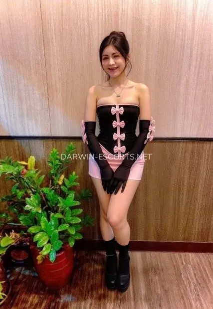 Darwin escorts Isabella — 2