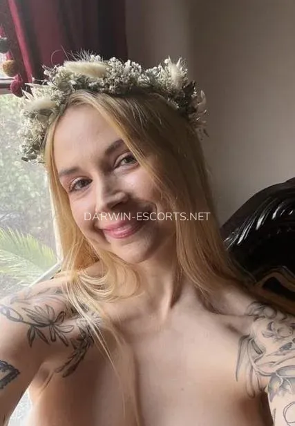 Darwin escorts Josefin — 6