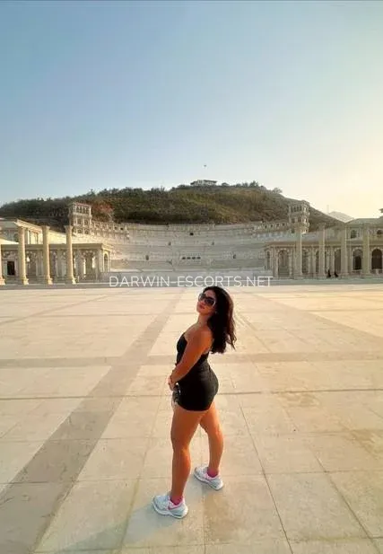 Darwin escorts Elsa — 5