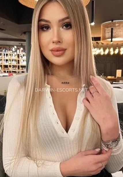 Darwin escorts Piedad — 3
