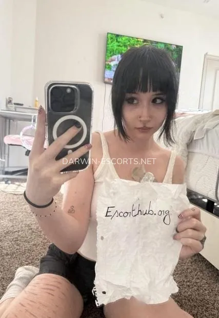 Darwin escorts Maj — 2