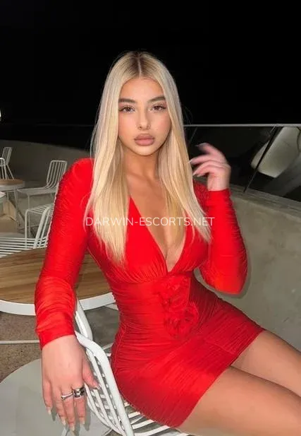 Darwin escorts Josefin — 8