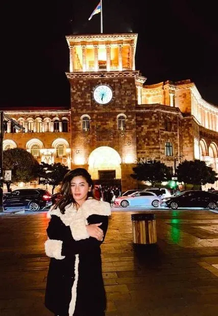 Darwin escorts Elsa — 10