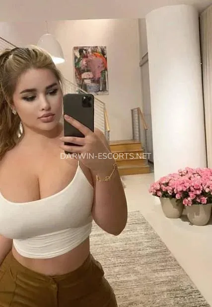 Darwin escorts Valentina — 3