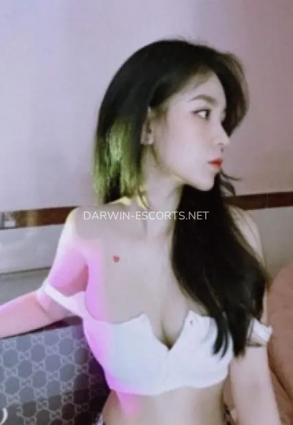 Darwin escorts Viktoria — 2
