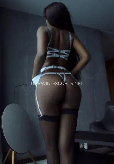 Darwin escorts Isaura — 4