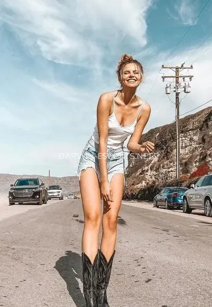 Darwin escorts Isabelle — 10