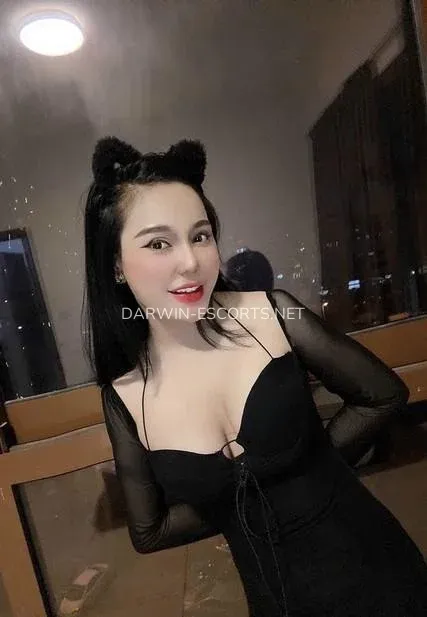 Darwin escorts Ellen — 4