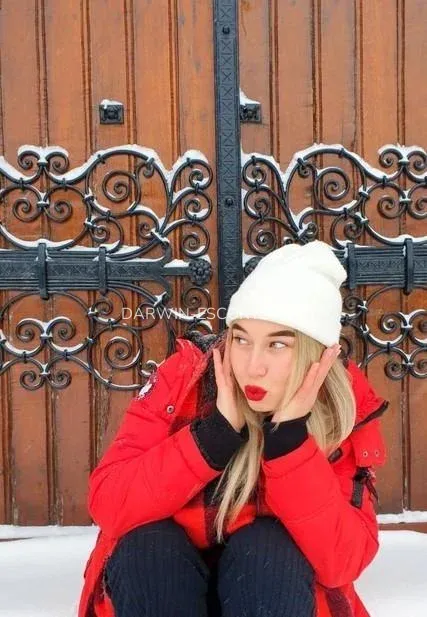 Darwin escorts Molly — 1