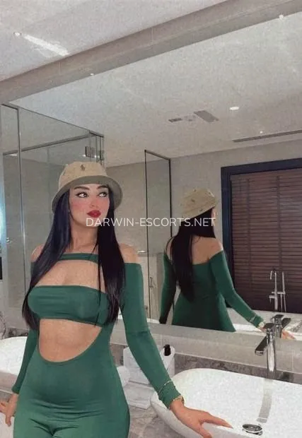 Darwin escorts Emelie — 2