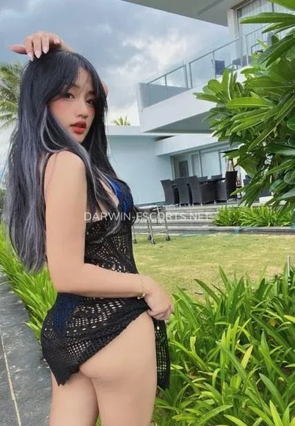 Darwin escorts Cristina — 10