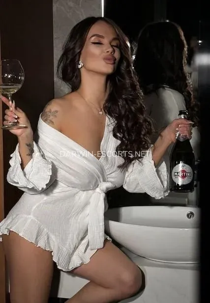 Darwin escorts Constanza — 4