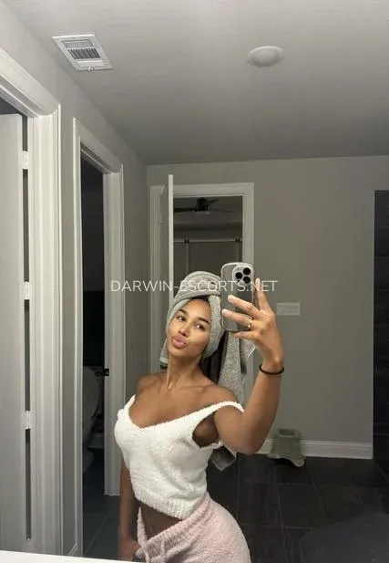 Darwin escorts Abril — 7