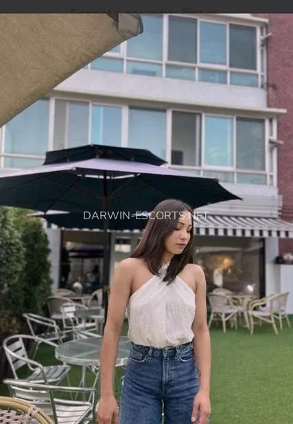 Darwin escorts Violante — 4