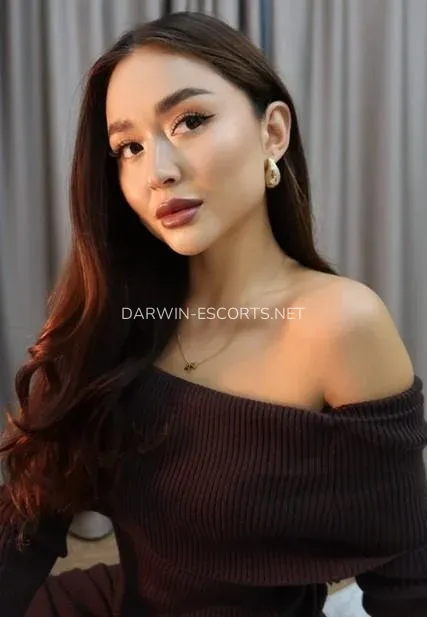 Darwin escorts Elsa — 5