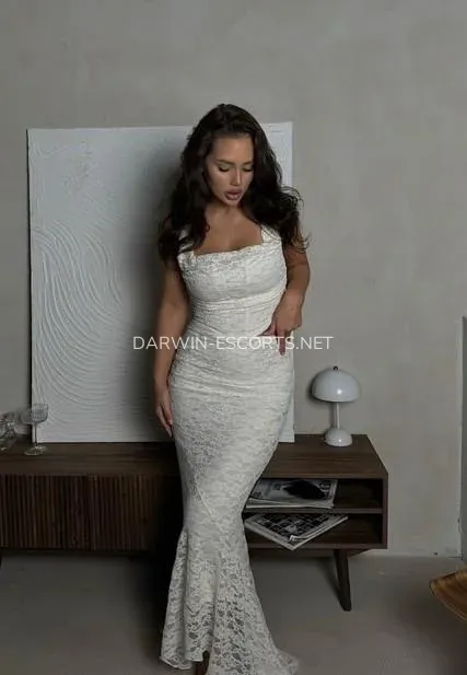 Darwin escorts Isabelle — 5