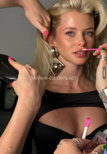 Darwin escorts Isabelle — 5