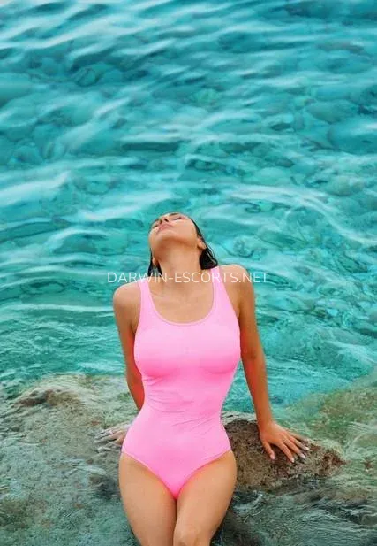 Darwin escorts Elin — 1