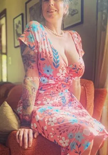 Darwin escorts Abril — 1