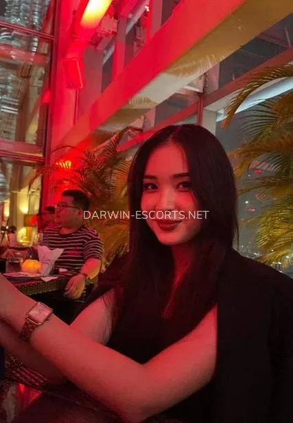 Darwin escorts Emelie — 5