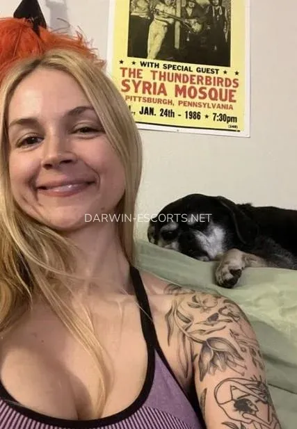 Darwin escorts Josefin — 7