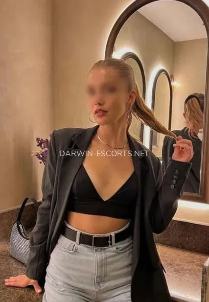 Darwin escorts Amelia — 4