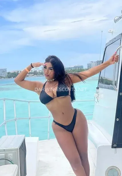 Darwin escorts Gisela — 9