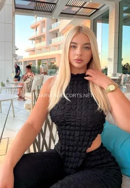 Darwin escorts Josefin — 4