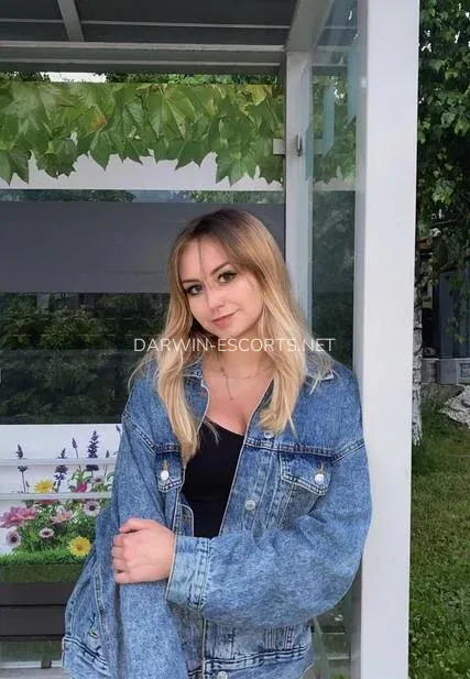 Darwin escorts Helena — 3