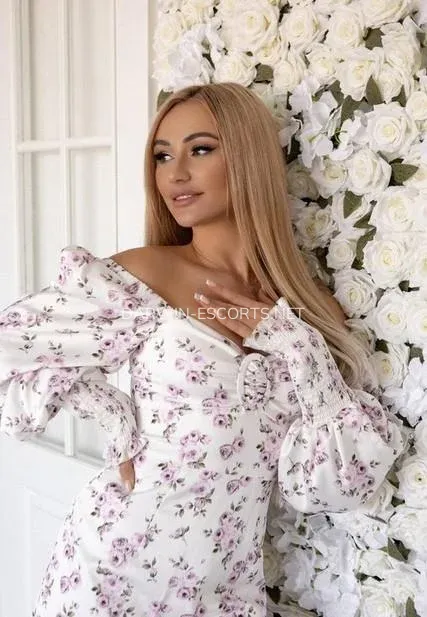 Darwin escorts Isaura — 1